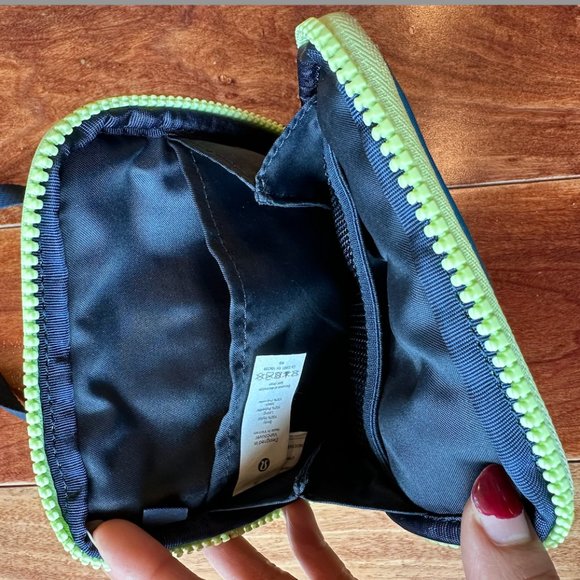 Lululemon Easy Access Crossbody Phone Bag True Navy/Hawaiian Blue - Picture 3 of 4